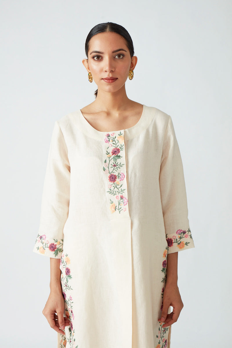 SANGUINARIA EMBROIDERED KURTA & PANT SET (2PCS)