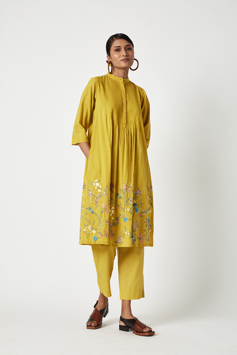 FREESIA EMBROIDERED KURTA & PANT SET (2PCS)